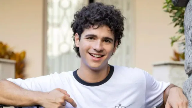 João Victor Gonçalves, ator de “Quem Ama Cuida”, comenta fama e triângulo amoroso