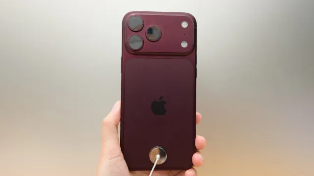 Tela de smartphone mostrando interface de reconhecimento facial do Face ID com símbolos de autenticação, sugerindo erro de sistema