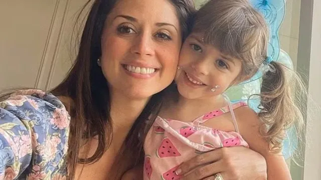 Quarto infantil vazio e escuro com brinquedos espalhados, luz da manhã pela janela, atmosfera de luto e dor