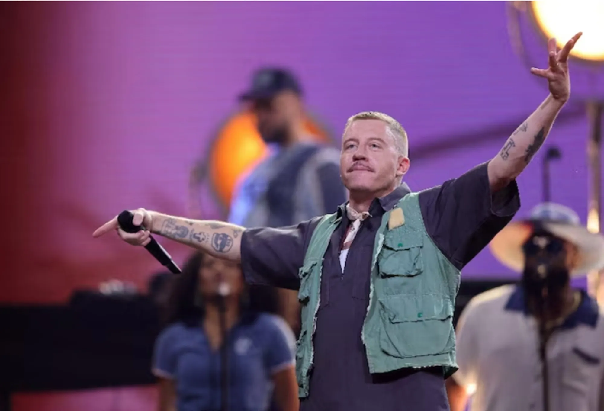 Macklemore doará US$ 1 milhão a ONGs palestinas após exclusão de turnê de Ed Sheeran