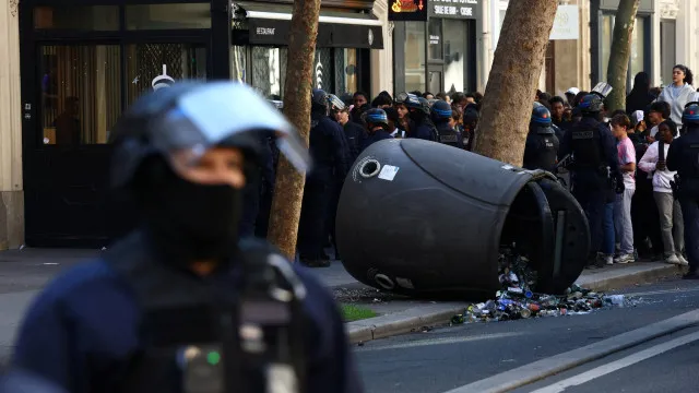 Adolescente perde a mão em explosão durante protesto estudantil na França