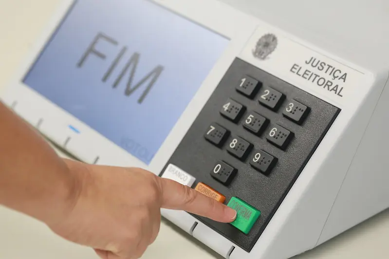 Mesários e fiscais entram em conflito ao encerrar votação em Salvador