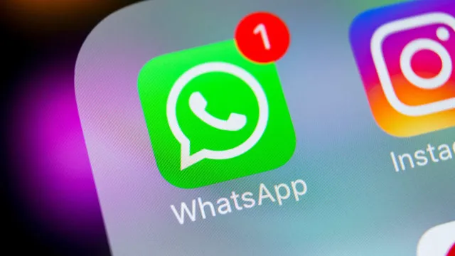 Um celular mostrando a tela de um aplicativo de mensagens, com uma lista de contatos e um bolo de aniversário ao lado de um nome.