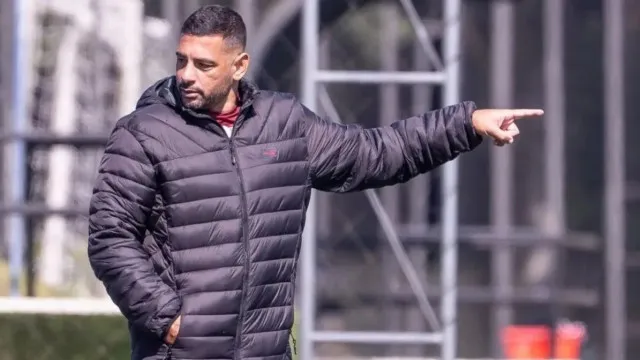 Técnico do Joinville afirma ser vítima em caso de licenças falsas e critica ex-jogador argentino