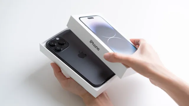 Ícone de bateria em smartphone mostrando carga baixa com indicador de energia em declínio