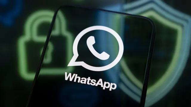 Um smartphone exibe uma notificação de atualização, com um fundo desfocado de circuitos eletrônicos, simbolizando a tecnologia desatualizada.
