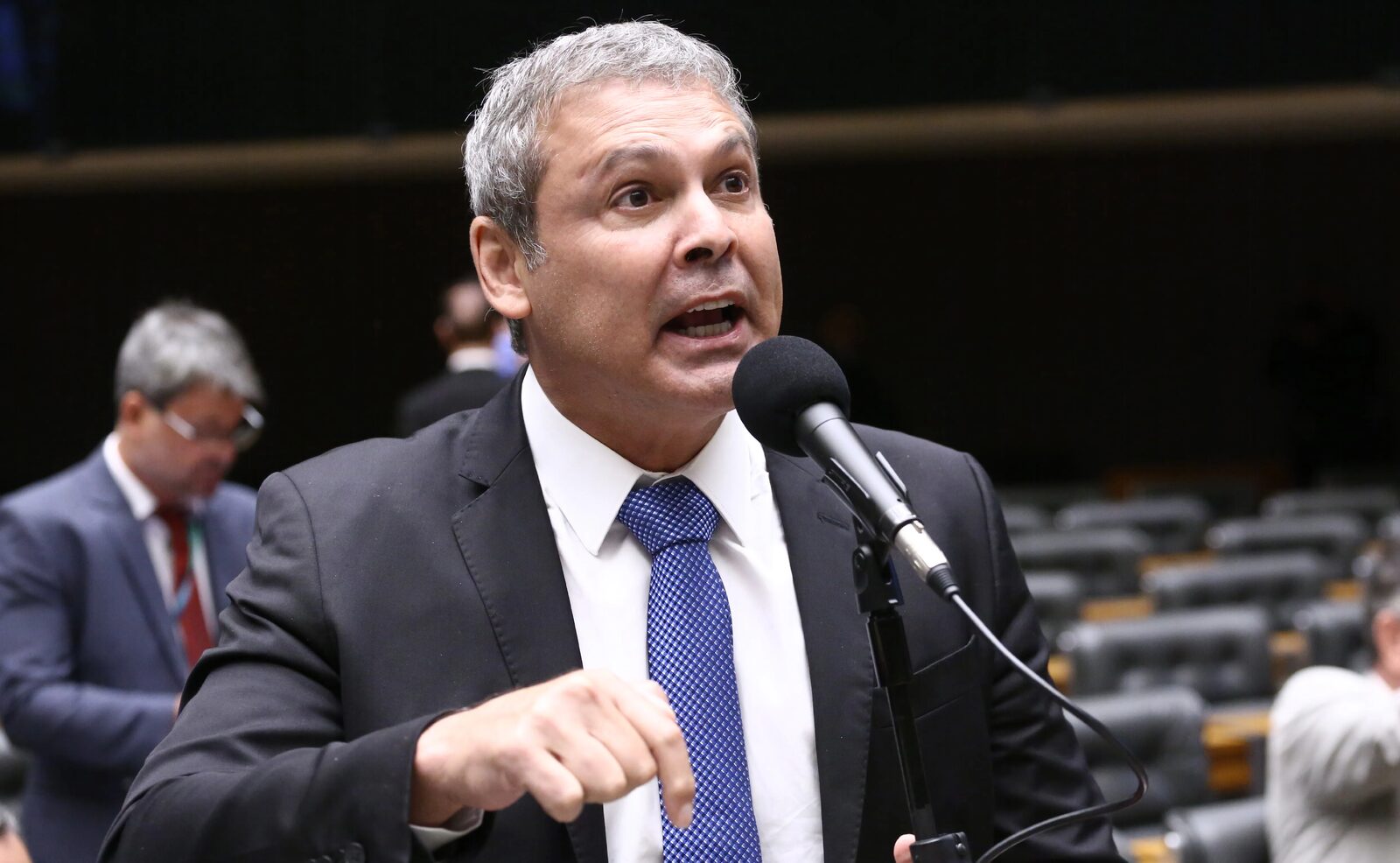 Lindbergh Farias solicita investigação da PF sobre Flávio Bolsonaro por supostas fraudes no INSS