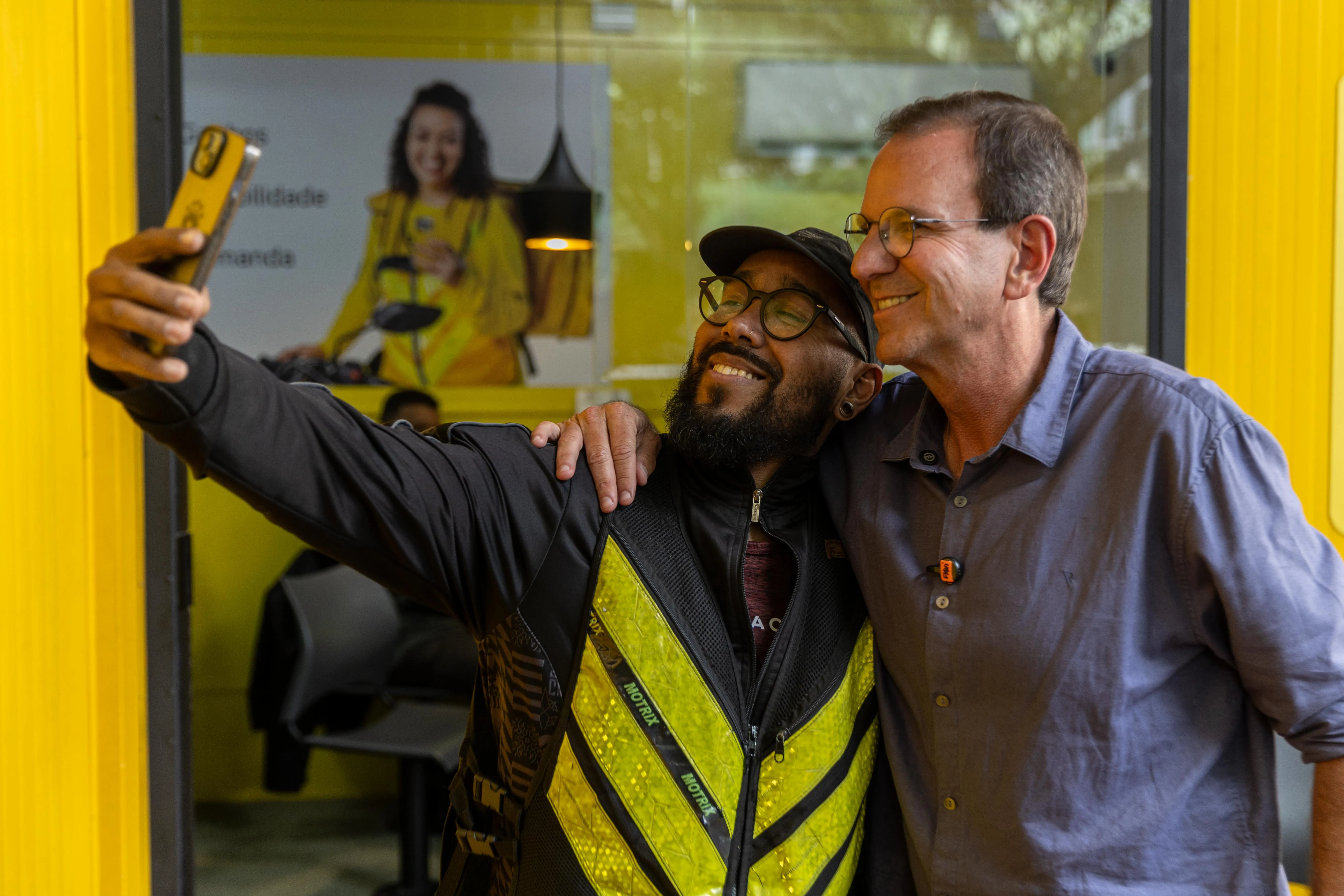 Eduardo Paes promete IPVA zero e apoio a motociclistas de aplicativo no Rio