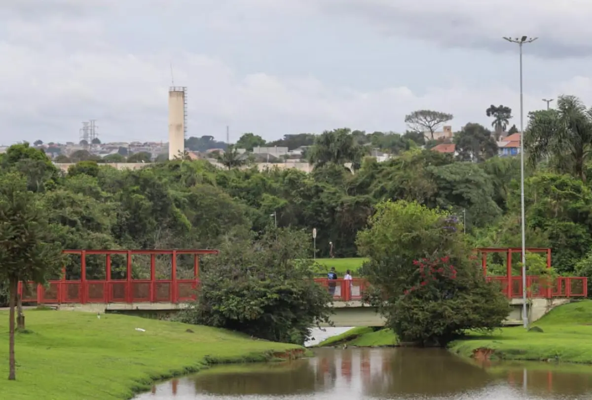 Parque Guairacá em Curitiba atua como "esponja" para controle de enchentes