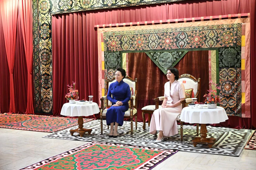 Primeira-dama chinesa visita Museu Histórico Nacional do Quirguistão