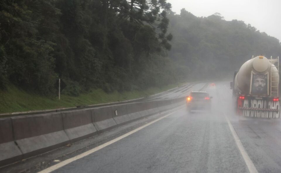 Chuvas provocam deslizamentos e interdições em rodovias do Paraná