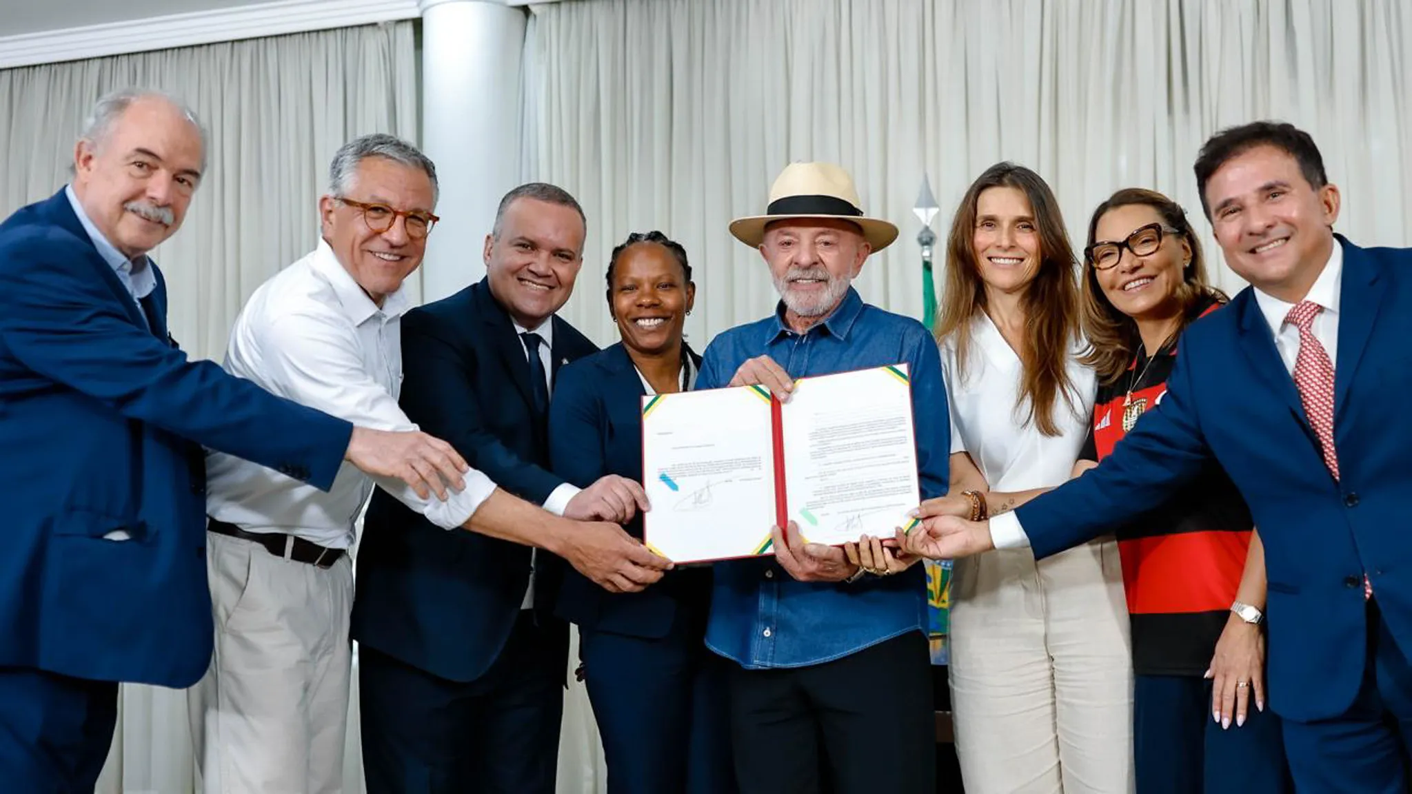 Lula sanciona lei que prioriza o futebol feminino no esporte nacional