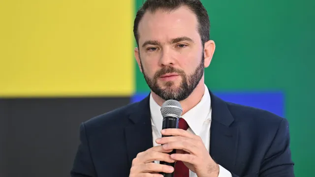 Ilustração de interface digital com símbolos de bloqueio e segurança, representando fiscalização governamental contra plataformas de apostas ilegais