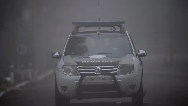 Cenário de propriedade rural com área de investigação, paisagem desolada e neblina ao fundo