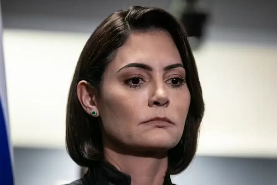 Michelle decide jogar cartas com Bolsonaro, enquanto a casa cai