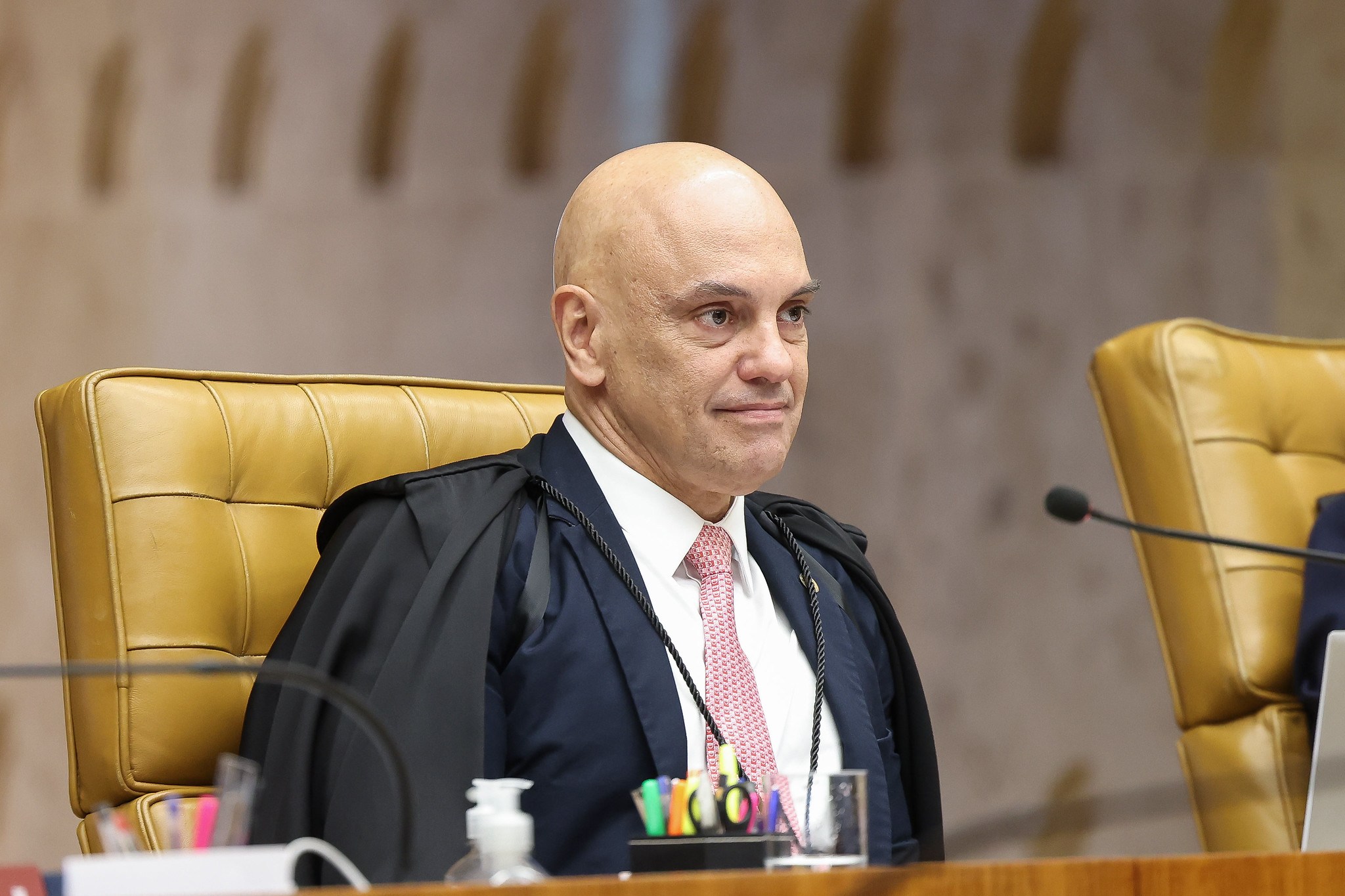 Críticas à conduta de André Mendonça em inquérito e 'show midiático'