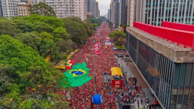 Lula reúne apoiadores em São Paulo e pede mobilização para o segundo turno