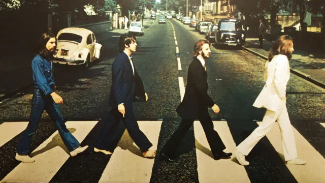 Desenho estilizado de quatro silhuetas, representando os integrantes de uma banda famosa, em um palco iluminado.