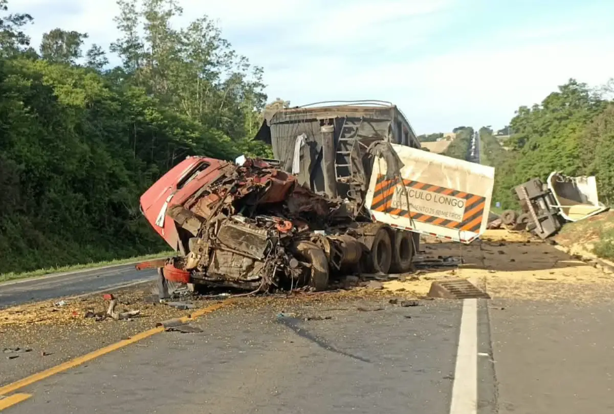 Colisão entre carretas fecha BR-277 no Paraná e deixa um morto