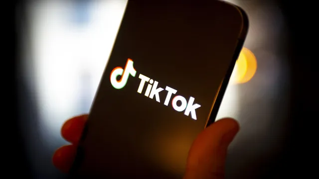 Tela de celular mostrando a interface do TikTok com recomendações no feed