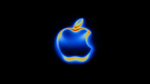 Detalhe de iPhone Pro com tela de atualização de software, simbolizando correção de falhas do sistema operacional