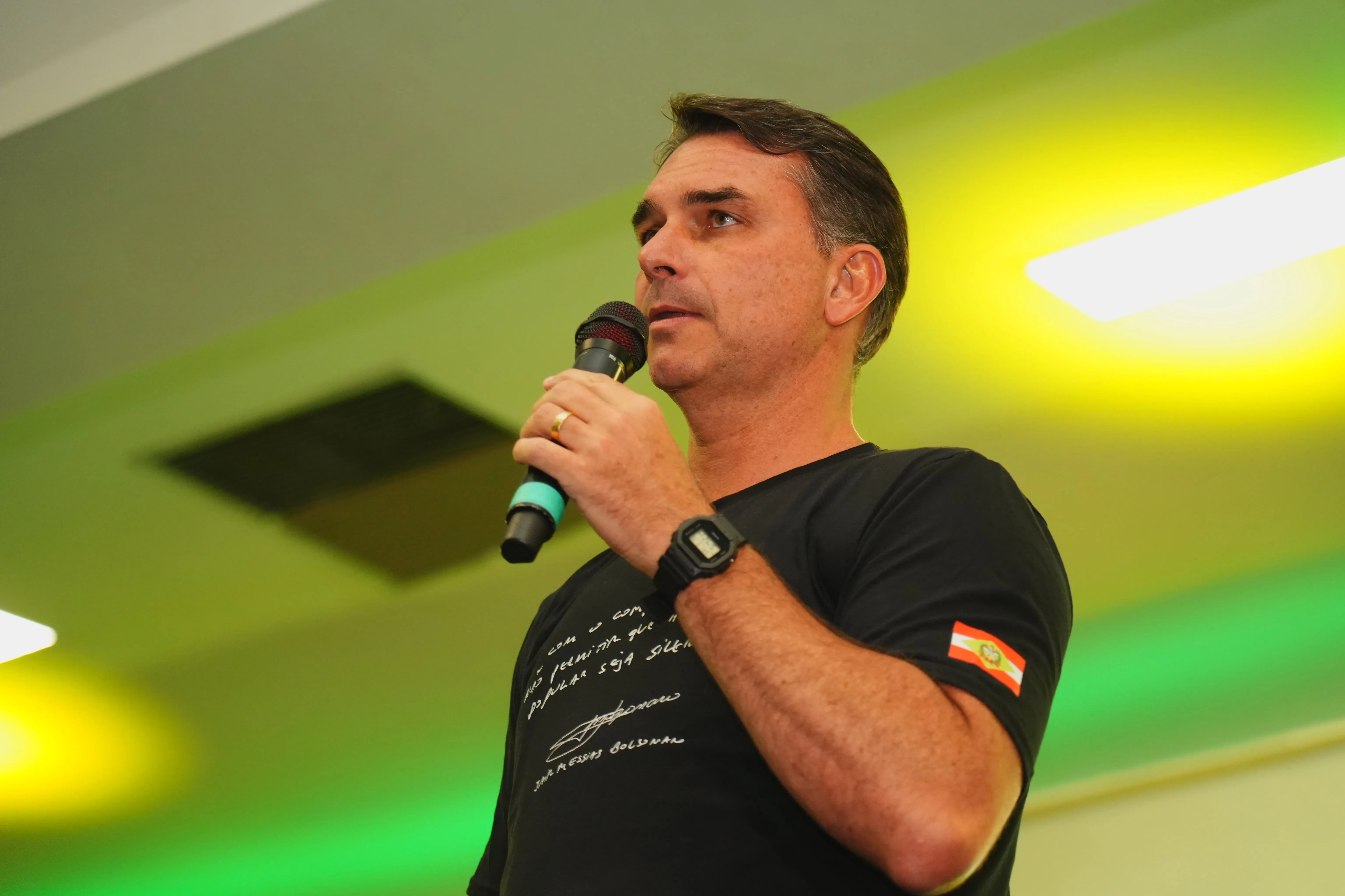 Assessora de Flávio Bolsonaro negociou emenda parlamentar com condenado no caso Marielle