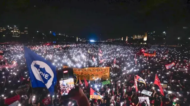 Estudantes e apoiadores do presidente Lula fazem manifestação em Brasília