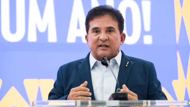 Sala de reunião vazia em um prédio do governo com cadeiras vazias e documentos sobre a mesa