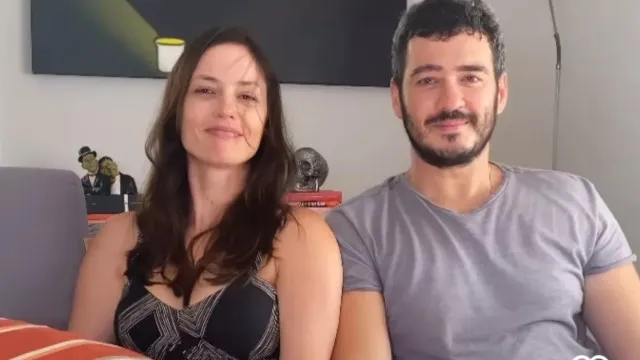 Dois anéis de casamento separados em superfície clara, com luz natural suave, simbolizando relações em transição
