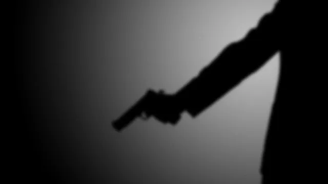 Cena de rua urbana com perímetro de segurança isolado pela polícia em investigação de crime