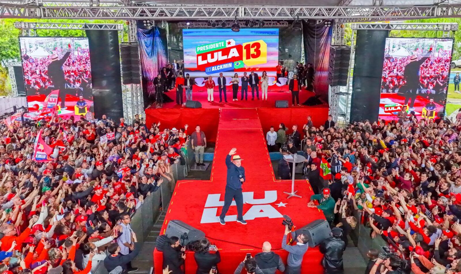 Lula compara propostas de governo e cobra voto por futuro do Brasil em Florianópolis