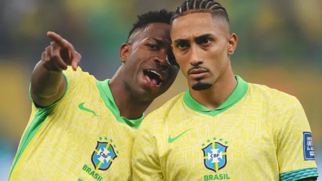 Estádio de futebol com o campo verde bem cuidado, iluminado por luz natural, pronto para a partida entre Brasil e Austrália.