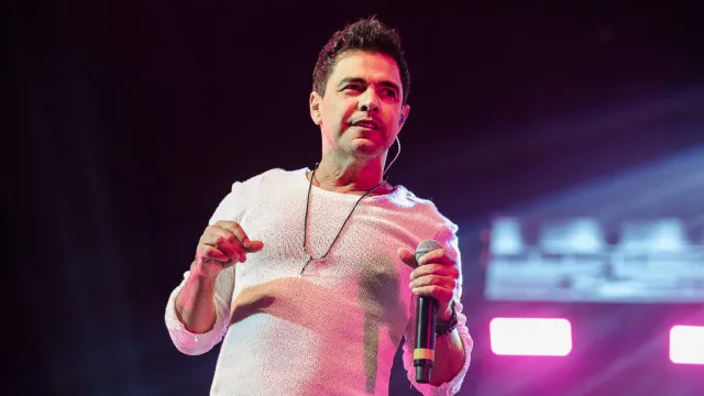 Microfone em palco durante apresentação de show com iluminação suave de teatro