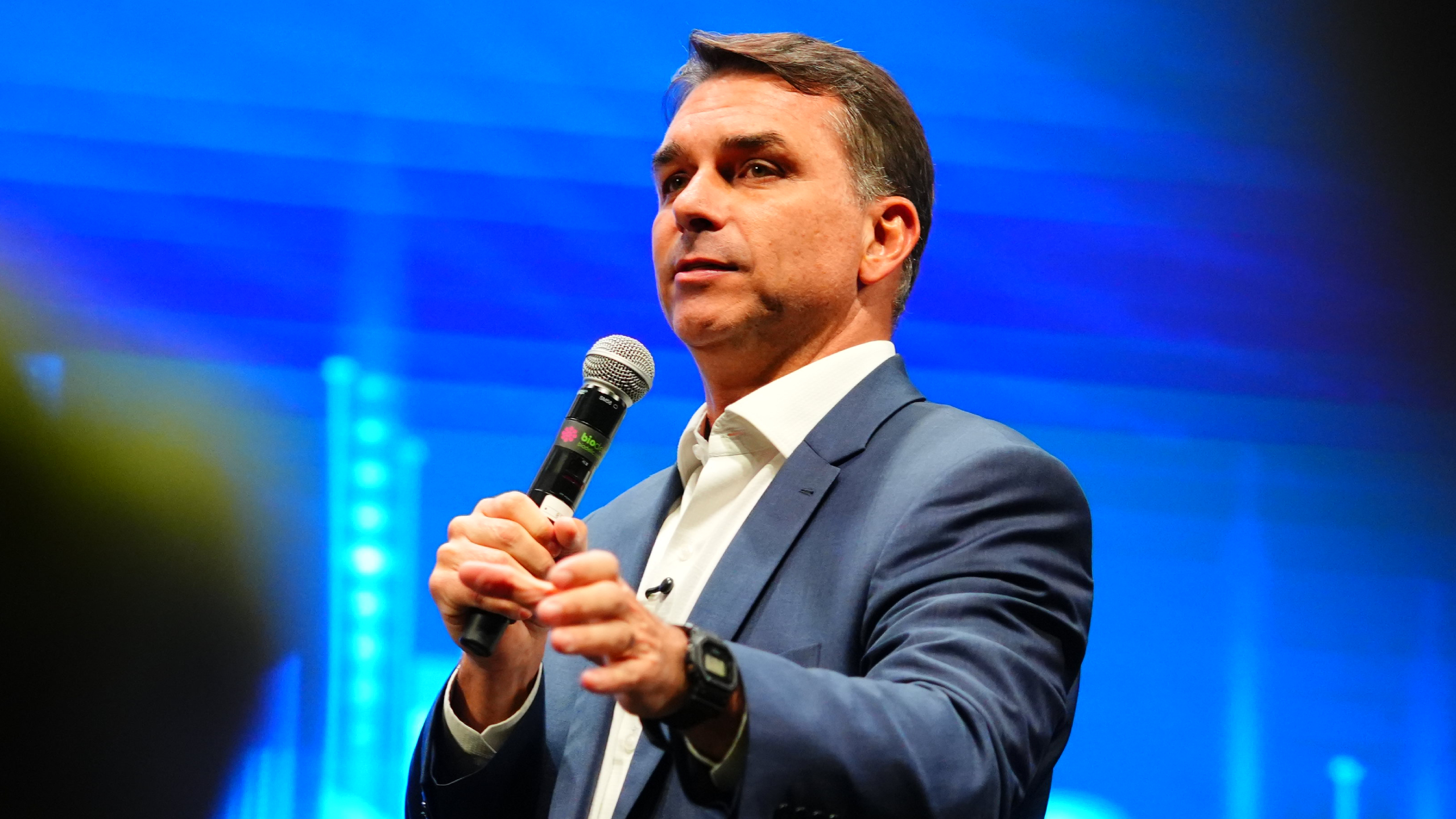 Flávio Bolsonaro retira "presidente eleito" de carta sob pressão do PL