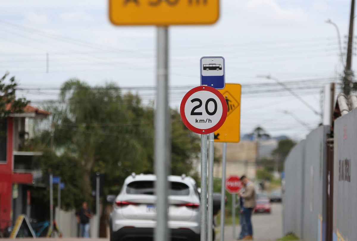 Detran-PR vai instalar 33 mil placas de trânsito em cidades do Paraná