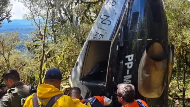 Polícia vai analisar celular e câmera encontrados após queda de helicóptero em SC