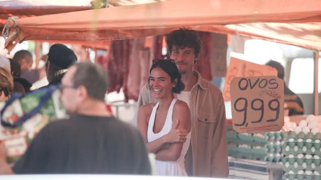 Cena da Semana de Moda de Milão com casal aproveitando a cidade, momento sofisticado em ambiente de moda de luxo