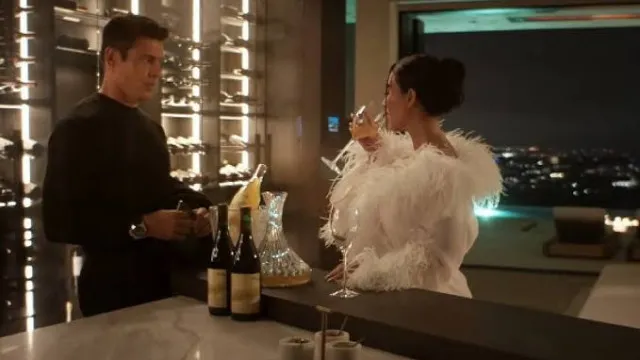 Uma cena em um ambiente sofisticado, com um homem confiante interagindo com um grupo de mulheres elegantes, champanhe e um clima de drama e intriga.