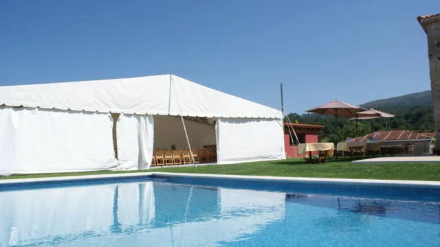 Detalhes de uma festa de casamento com pratos quebrados e vidros espalhados pelo chão