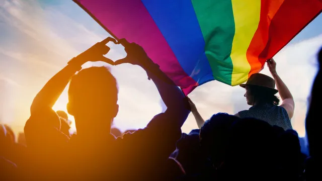 Homens gays afeminados enfrentam rejeição em aplicativos de namoro