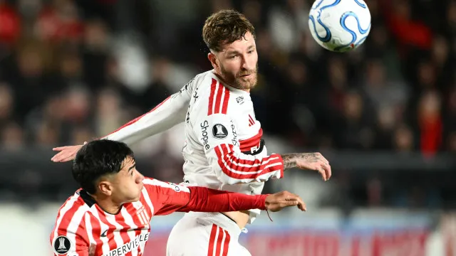 Léo Pereira critica gramado de La Plata após empate do Flamengo na Libertadores