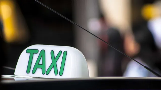 Polícia investiga fraude em taxímetros no aeroporto do Galeão, no Rio