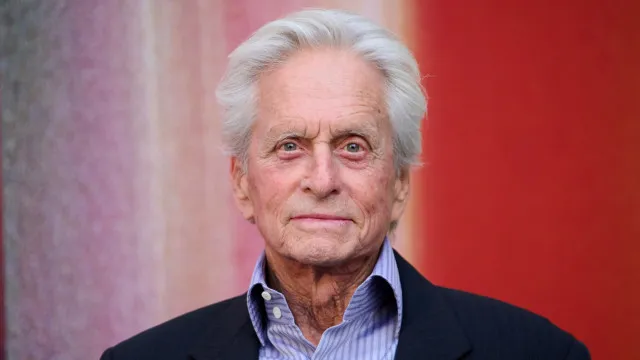 Michael Douglas relembra desentendimento com Julia Roberts no Globo de Ouro de 1990