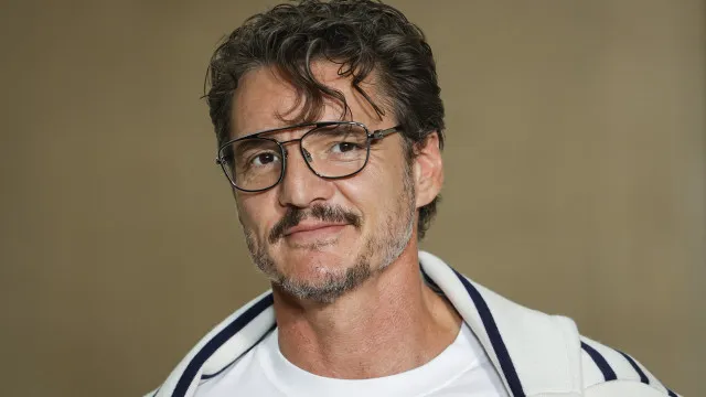 Pedro Pascal aparece com camiseta de Lula em foto com cineasta brasileira