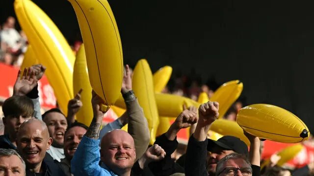 Bananas infláveis marcam jogo do Manchester City em meio a polêmicas financeiras