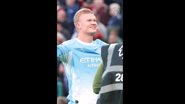Haaland marca e celebra com a torcida do Manchester City em vitória pela Premier League