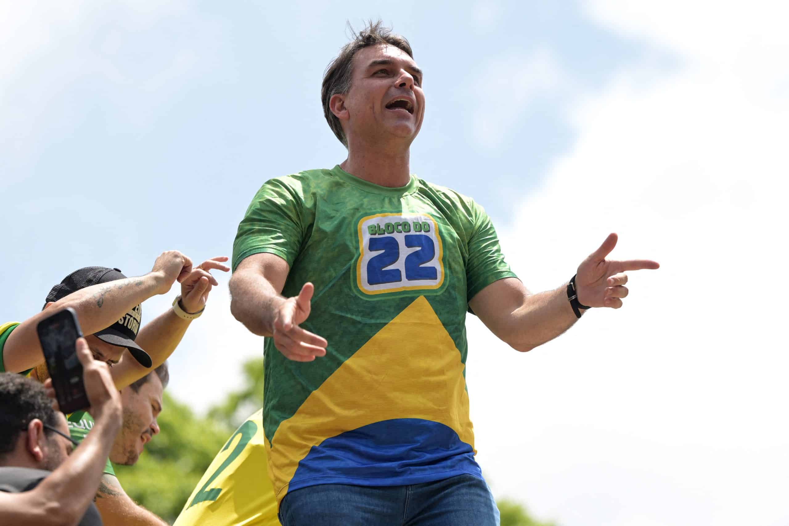 Aliados de Flávio Bolsonaro cobram militares após prorrogação de votação