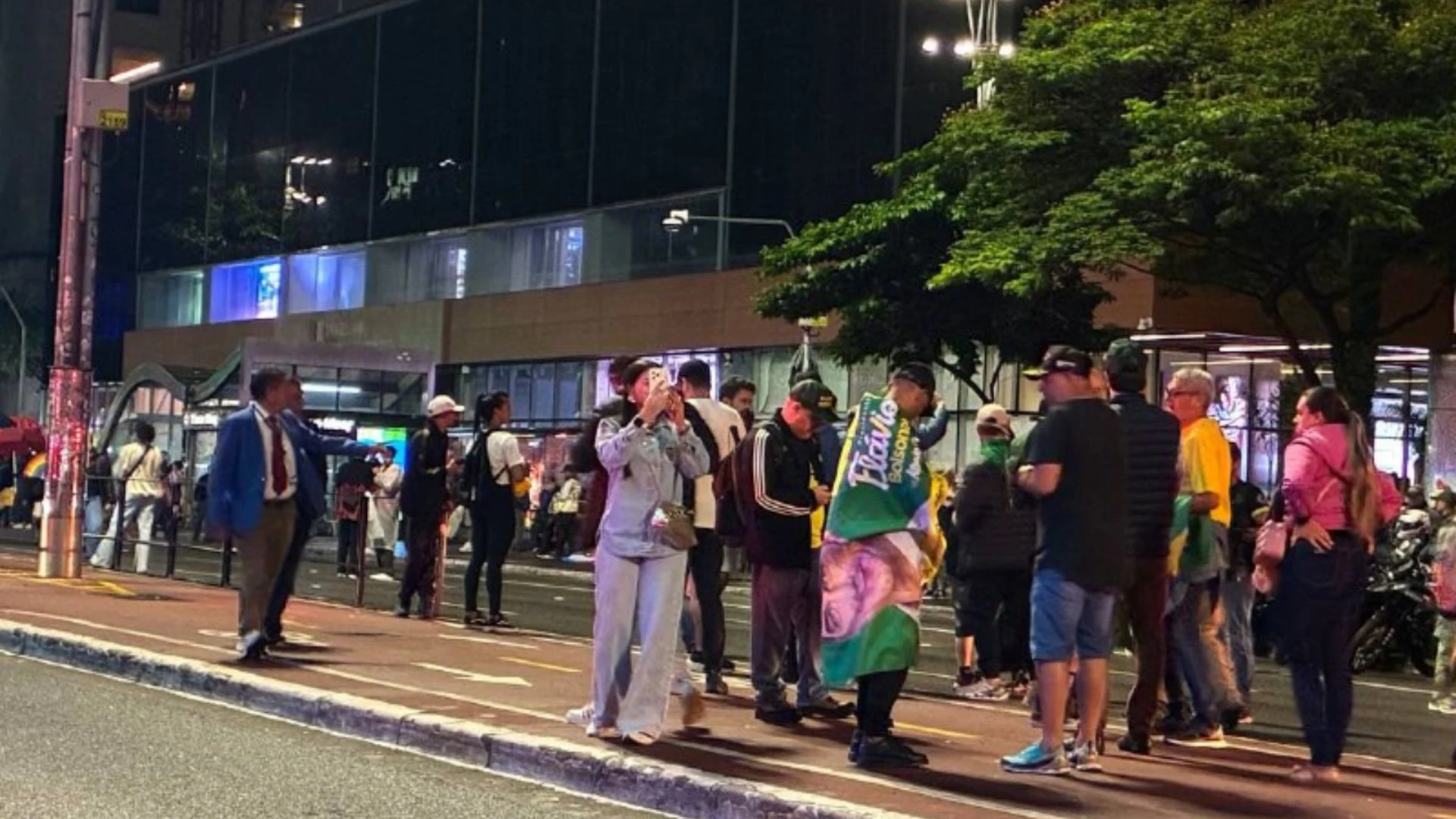 Apoiadores de Lula e Flávio acompanham apuração na avenida Paulista