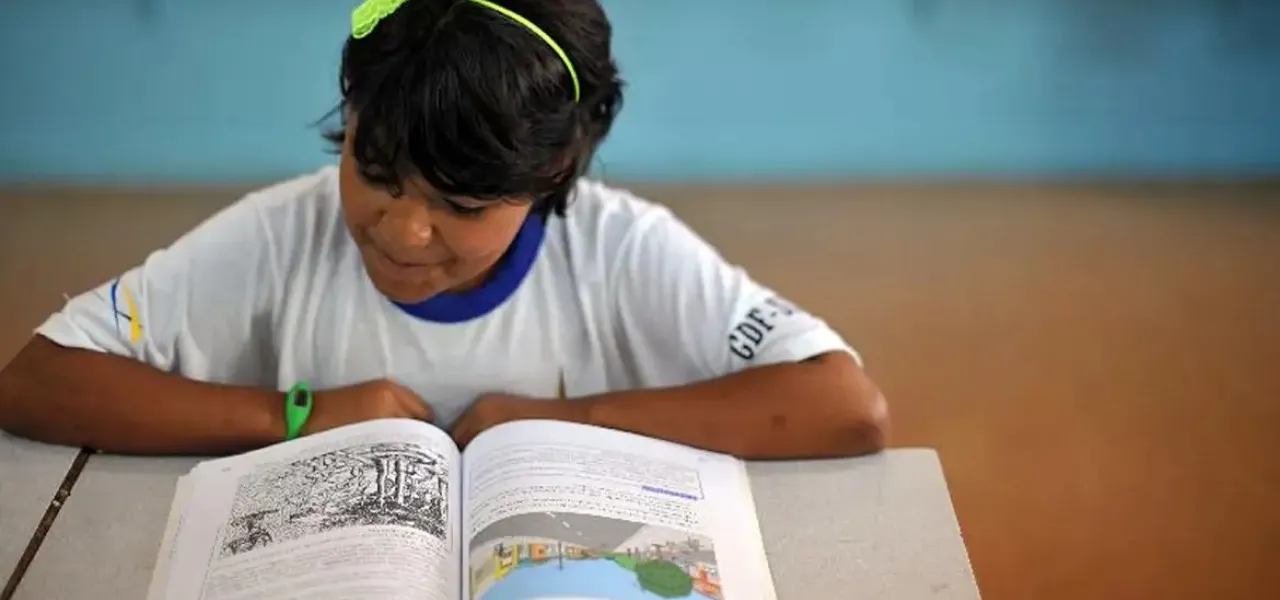 Brasil completa 10 anos de estagnação na educação, aponta relatório do Pisa 2025