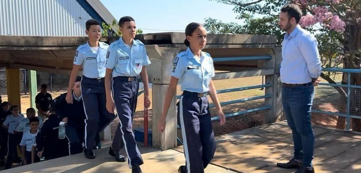 minas anuncia criação de 30 colégios tiradentes e fecha escolas estaduais